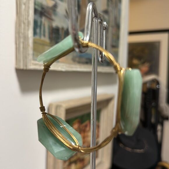 Goldtone Bangle Bracelet with 3 Large Faceted Green Chalcedony Stones. Size 7.5. - Picture 3 of 5